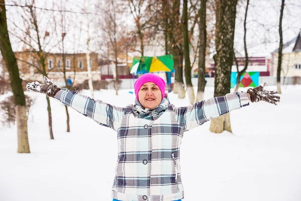 여자는 겨울에 재미가 있다 — 스톡 사진