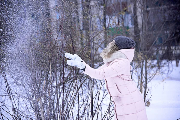 女の子が上に雪をスローします。 — ストック写真