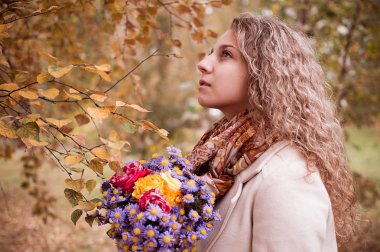 sonbahar bir buket ile kız