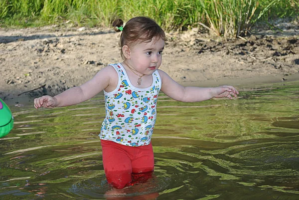 Ребенок плавает в воде — стоковое фото