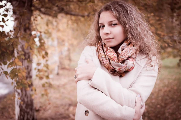 Mädchen im kalten Herbst erfroren — Stockfoto