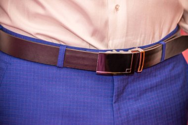 kemer pantolon ve gömlek