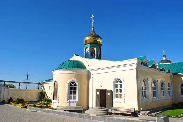 俄罗斯, Zadonsk, 2017年8月17日, 修道院寺庙与圆顶 — 图库照片
