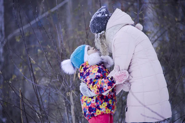 Children play in the Park in winter — Stock Photo, Image