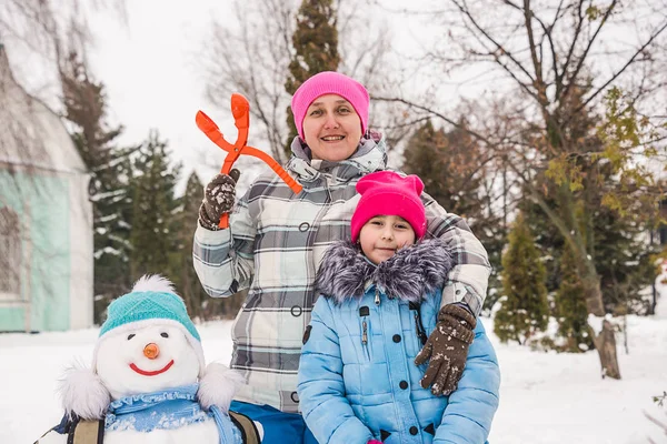 A woman with her daughter playing in the snow — Stock Photo, Image