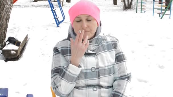 Chica Fuma Cigarrillo Tose Ahogándose — Vídeos de Stock
