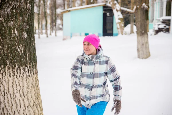 Gra dziewczyna zimą w śniegu — Zdjęcie stockowe