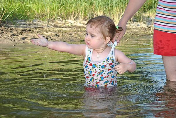 Ребенок играет в воду — стоковое фото