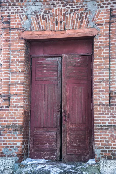 Old door entrance to the building — Stock Photo, Image
