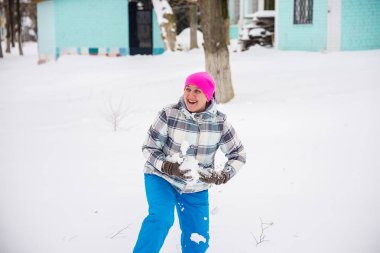 parkta karda oynayan kız