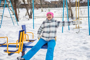 Atlıkarıncaya binen bir kız