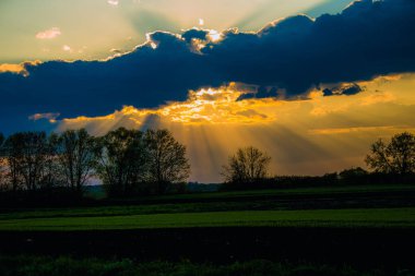 Turuncu günbatımı, fırtına bulutları