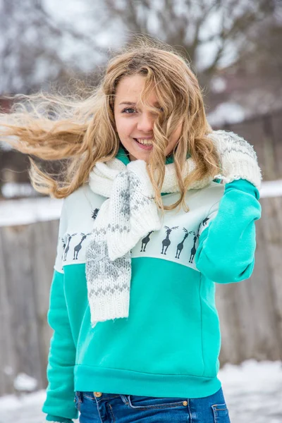 겨울에 찍은 소녀 사진 — 스톡 사진