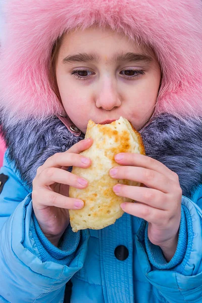 The child eats a pancake — Stock Photo, Image