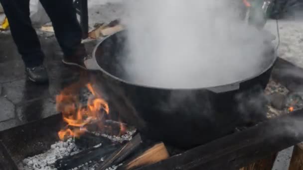 Frying Pan Fire Street Pilaf Street Prepare Food Feeding Homeless — Stock Video