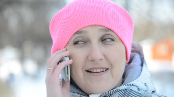 女孩电话生意冬天 电话谈话在街道上 — 图库视频影像