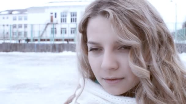 Meisje Portret Winter Groene Trui Wanten — Stockvideo