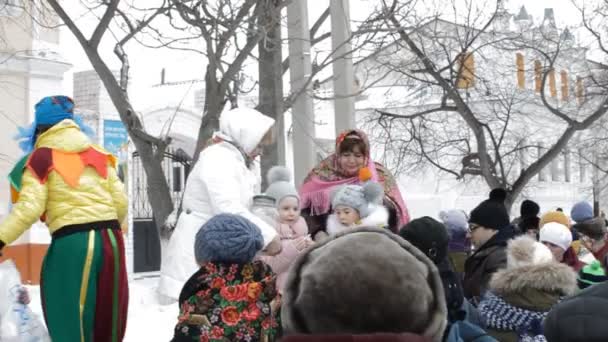 Carnaval de invierno personas — Vídeo de stock