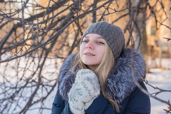 Dziewczyna w rękawiczki zimą — Zdjęcie stockowe