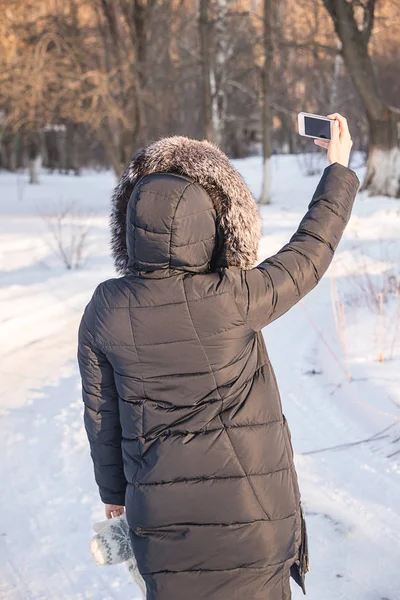 Kız selfie çekiyor. — Stok fotoğraf