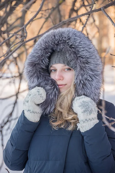 Mädchen in Fäustlingen im Winter — Stockfoto