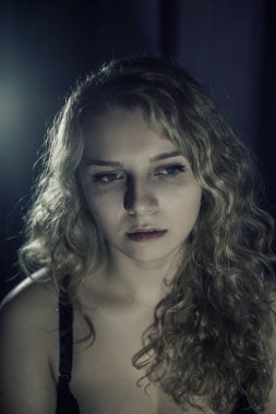 genç kız, aile içinde şiddet