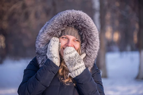 Dívka mluví po telefonu — Stock fotografie