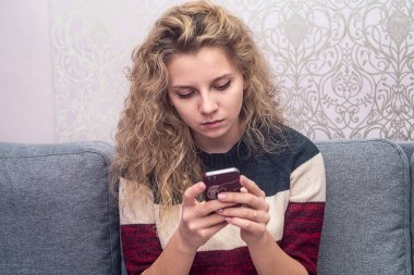 telefonda oynayan kız