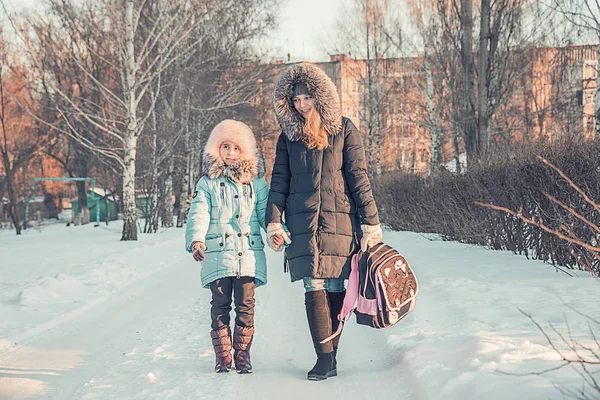 Mother and daughter go from school — Stock Photo, Image