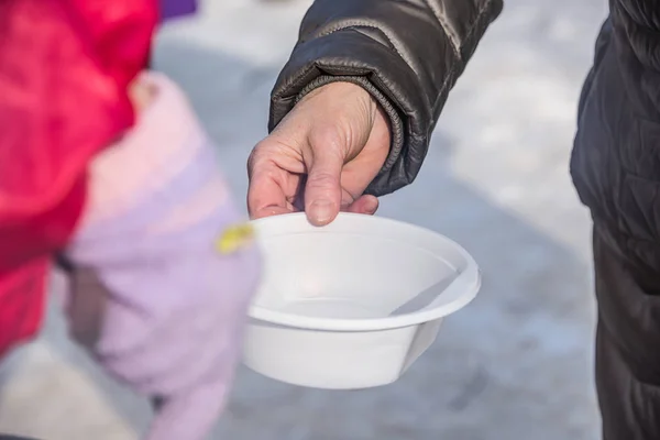 Feeding homeless people on the street — Stock Photo, Image