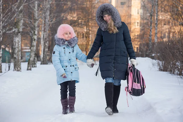 Young mother leads the daughter from school — Stock Photo, Image