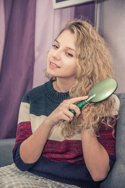 Jovencita peinándose el pelo — Foto de Stock