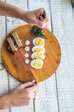 dereotu ile haşlanmış tavuk yumurta