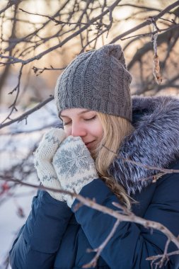 Kız onun elinde eldiven ısıtır