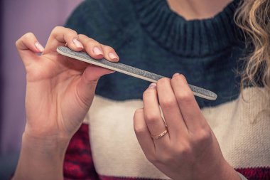 genç kız manikür yapıyor