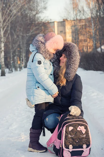 Mother and daughter go from school — Stock Photo, Image