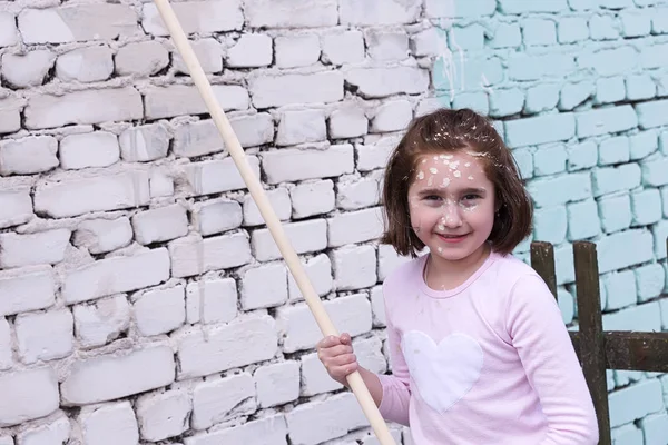 Baby girl paints the walls with roller and paint — Stock Photo, Image