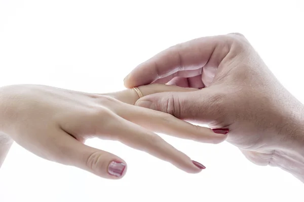 Hand legt de ring op de hand Stockfoto