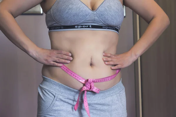 Женщина измеряет жировой живот — стоковое фото