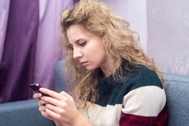 Kız telefonda oynuyor