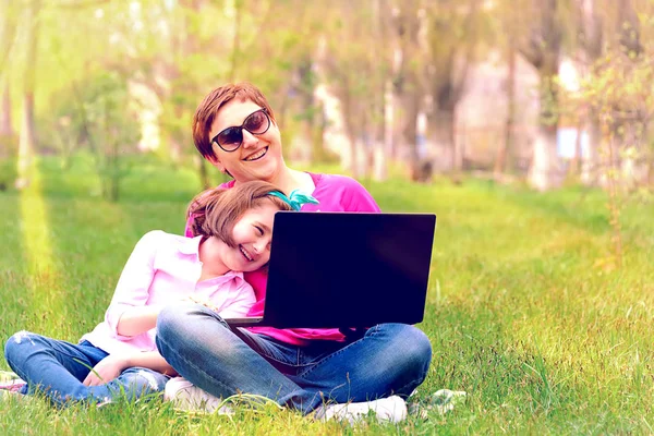 Maman et fille jouant dans l'ordinateur portable à l'extérieur — Photo