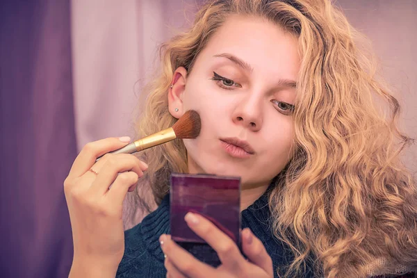 La chica hace un maquillaje en la cara — Foto de Stock