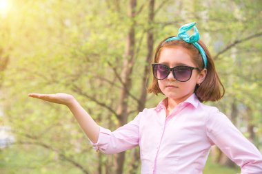 kız çocuk pembe gömlek ve doğal güneş gözlüğü