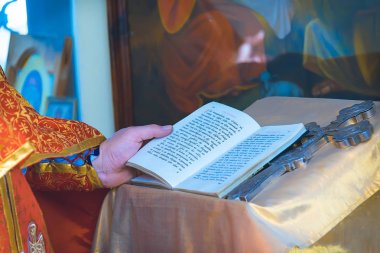 Papaz bir Mezmurlar, eski Slav dili bir kitap okur