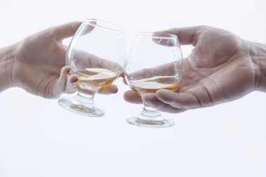 erkek ve kadın'ın el alkol bardak tutarak