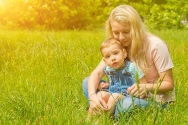 Bebek annenin kucağına güneşli yaz hava parkında
