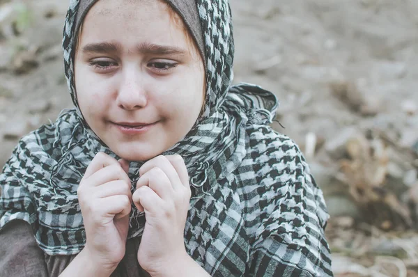 Ребенок-беженец на войне, мусульманская девочка с грязным лицом на развалинах, концепция мира и войны, ребенок плачет и ждет помощи . — стоковое фото