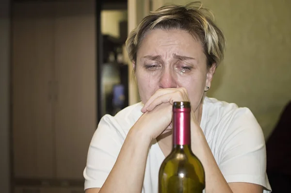 Mężatka płacze i pije alkohol. kobiecy alkoholizm. ziarna folii. — Zdjęcie stockowe