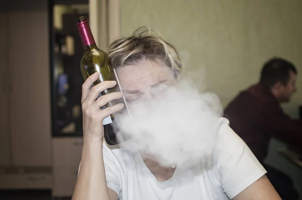 Una mujer casada llora, bebe alcohol y fuma. alcoholismo femenino.enfoque selectivo. grano de película . — Foto de Stock