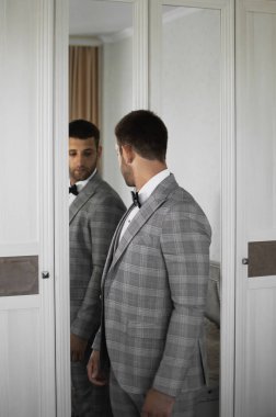 Damat düğün günü törene gidiyor. Gelinlik. Seçici odaklanma. film tahılı.